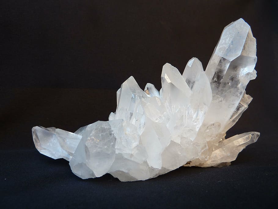 Healing Quartz Crystals, naturopathy, bright, studio shot, jewelry Free HD Wallpaper