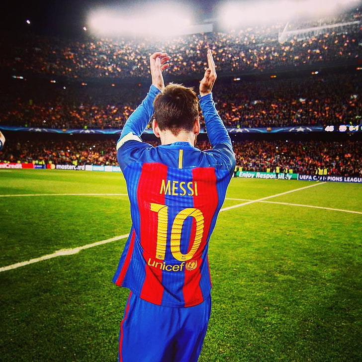 Leo Messi, soccer, spectator, arms raised, excitement