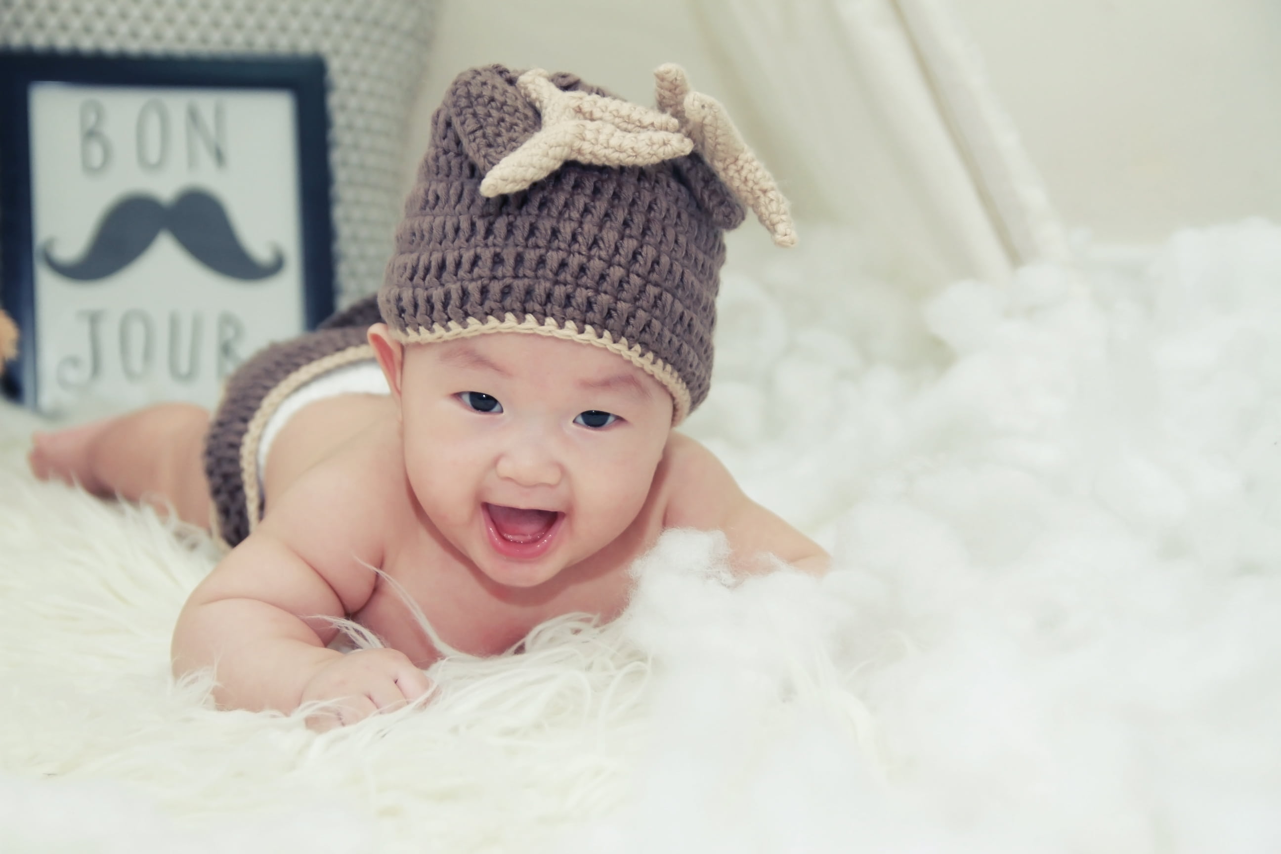 Newborn Baby Portraits, looking at camera, clothing, smile, love