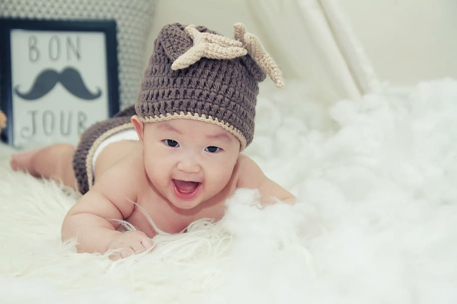 Newborn Baby Portraits, looking at camera, clothing, smile, love Free HD Wallpaper