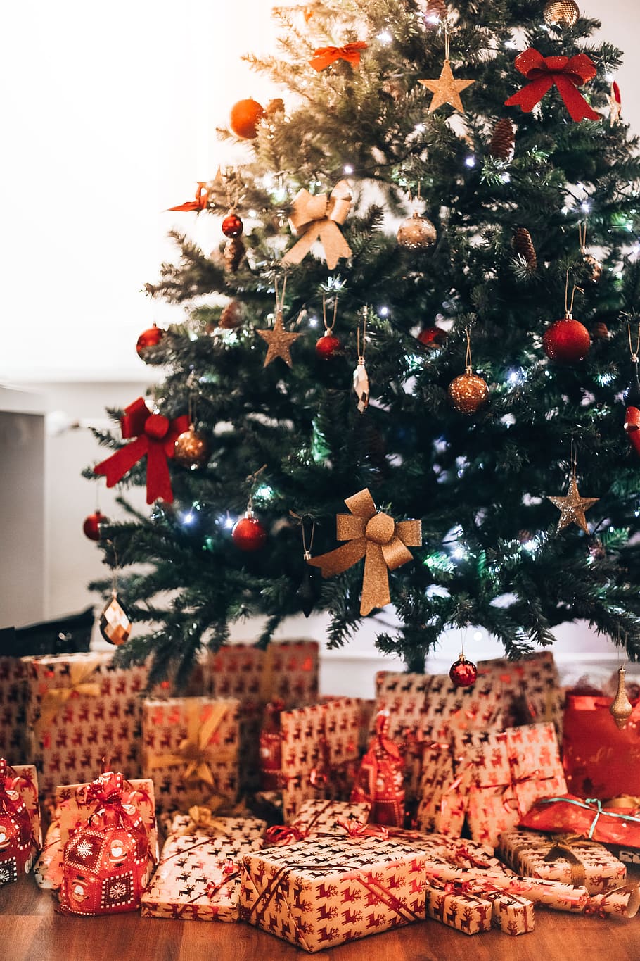 Christmas Tree with Presents, christmas ornament, gift, decorative, christmas tree Free HD Wallpaper