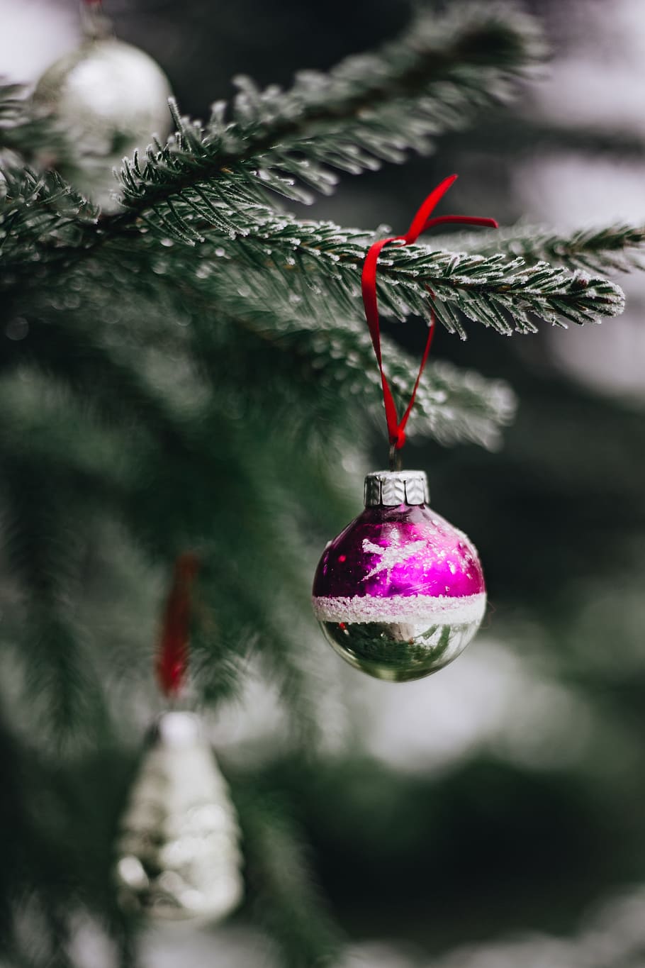 Elegant Christmas Tree Ornaments, christmas ornament, selective focus, christmas tree, christmas