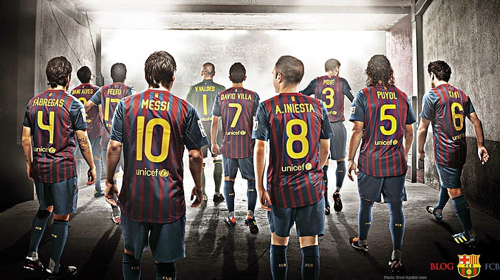 Gambar Barcelona, crowd, standing, young men, males Free HD Wallpaper