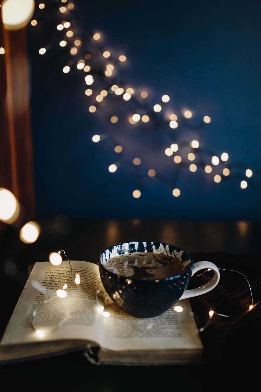Christmas Aesthetic Fairy Lights, crockery, food, christmas lights, sweet Free HD Wallpaper
