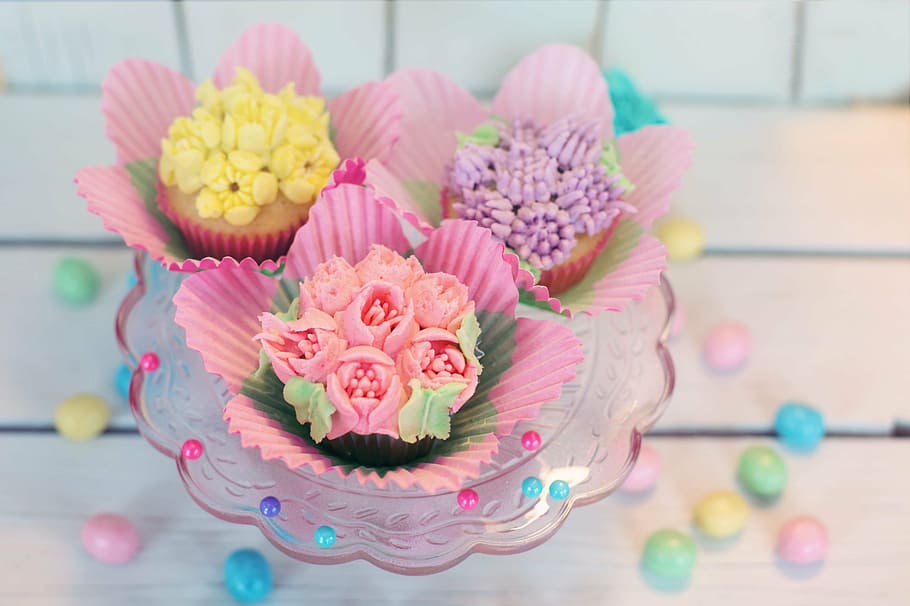 Purple Flower Cupcakes, pink color, celebration, bouquet, dessert Free HD Wallpaper