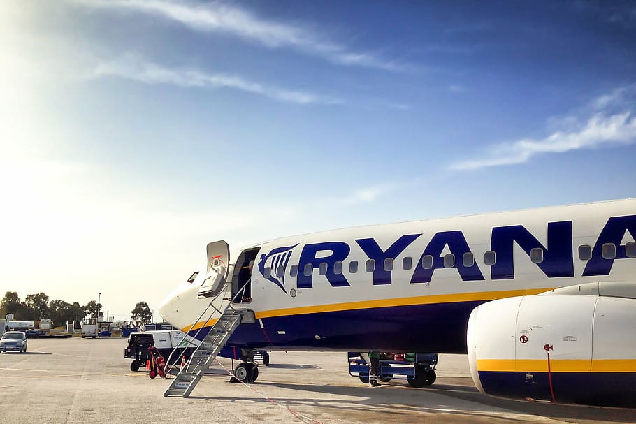 Ryanair, travel, tourist, land, passengers Free HD Wallpaper