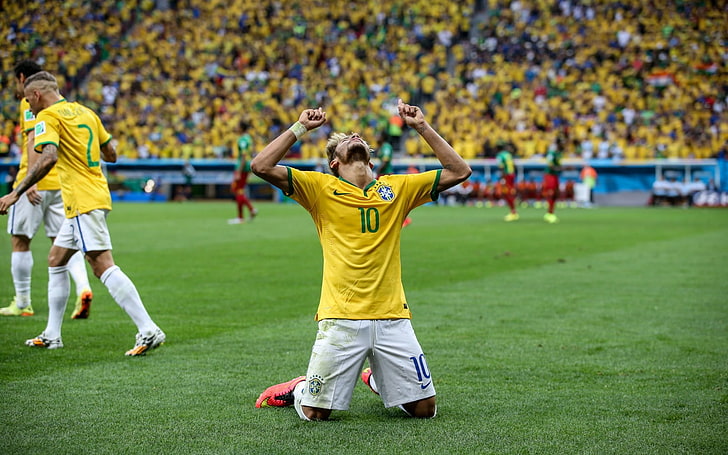 Neymar Brasil, teamwork, soccer field, arms raised, practicing